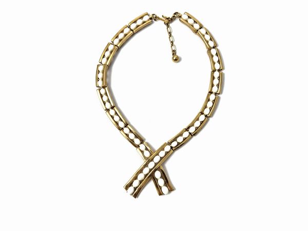 Trifari - Collana semirigida in trifarium dorato e resina bianca  - Asta Vintagemania - Associazione Nazionale - Case d'Asta italiane