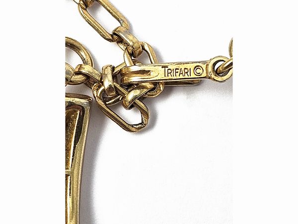 Trifari - Collana semirigida in trifarium dorato e resina bianca  - Asta Vintagemania - Associazione Nazionale - Case d'Asta italiane