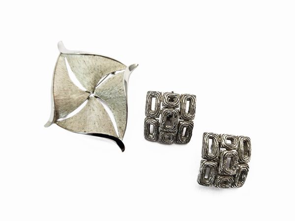 Trifari - Spilla e Orecchini a clip in metallo silver tone satinato  - Asta Vintagemania - Associazione Nazionale - Case d'Asta italiane