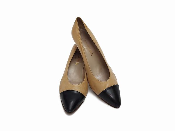 Chanel - Decollet in pelle bicolore beige e nero  - Asta Vintagemania - Associazione Nazionale - Case d'Asta italiane