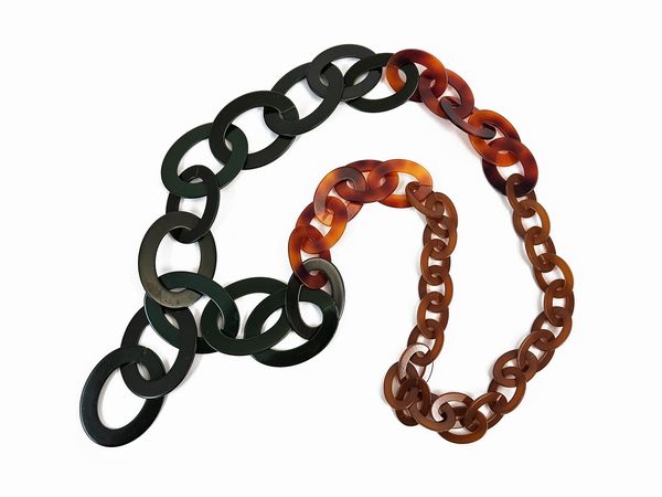 Collana lunga a maglie ovali in acrilico  - Asta Vintagemania - Associazione Nazionale - Case d'Asta italiane