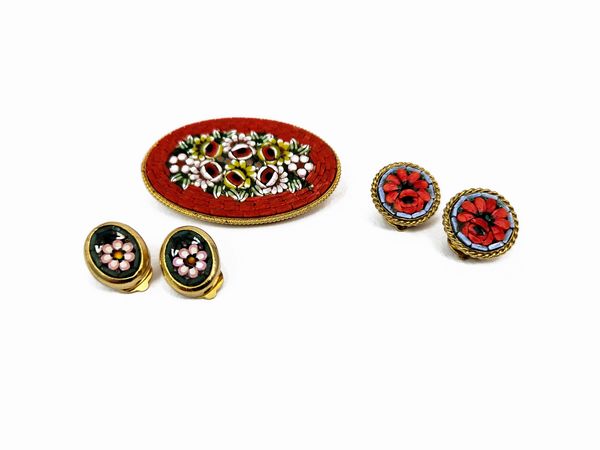 Spilla e due paia di orecchini in micromosaico  - Asta Vintagemania - Associazione Nazionale - Case d'Asta italiane