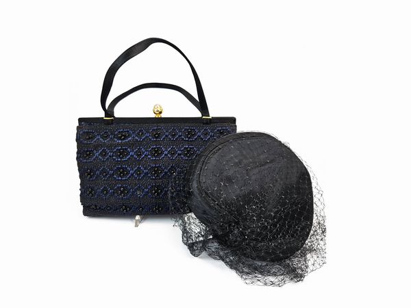 Cappellino nero con veletta e Borsetta a mano in tessuto e perline  - Asta Vintagemania - Associazione Nazionale - Case d'Asta italiane