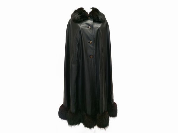 Gherardini - Mantella in pelle nera bordata in pelliccia di volpe nera  - Asta Vintagemania - Associazione Nazionale - Case d'Asta italiane