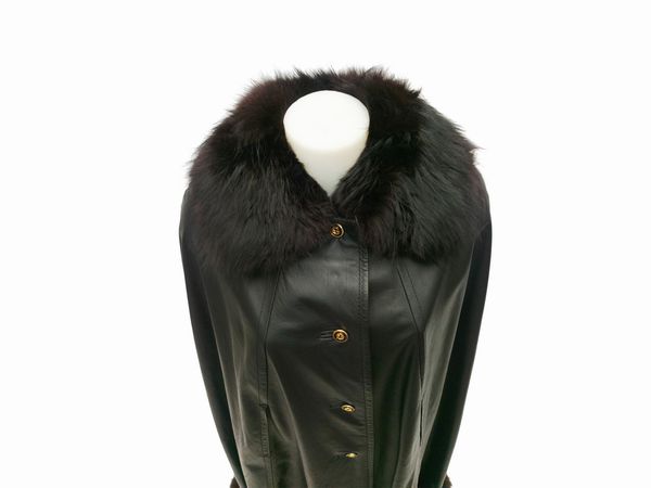 Gherardini - Mantella in pelle nera bordata in pelliccia di volpe nera  - Asta Vintagemania - Associazione Nazionale - Case d'Asta italiane