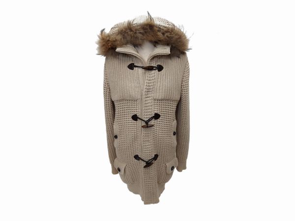 Salvatore Ferragamo - Cardigan in lana beige con cappuccio bordato in pelliccia di lupo  - Asta Vintagemania - Associazione Nazionale - Case d'Asta italiane