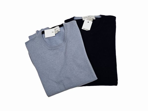 Salvatore Ferragamo - Due golf girocollo da uomo in cashmere  - Asta Vintagemania - Associazione Nazionale - Case d'Asta italiane