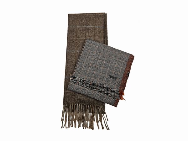 Salvatore Ferragamo - Due sciarpe, una in cashmere l'altra in lana  - Asta Vintagemania - Associazione Nazionale - Case d'Asta italiane