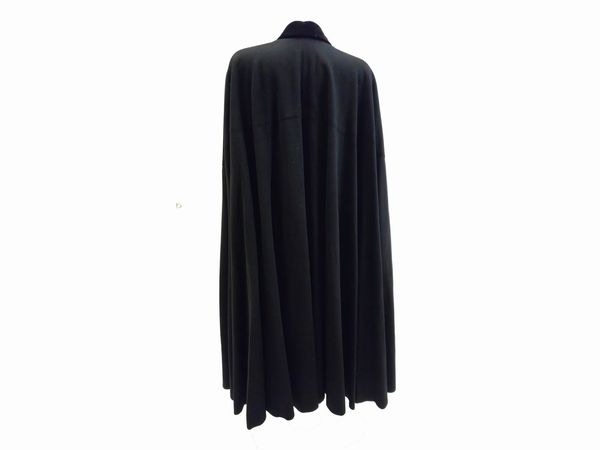 Mantella da uomo in panno nero  - Asta Vintagemania - Associazione Nazionale - Case d'Asta italiane