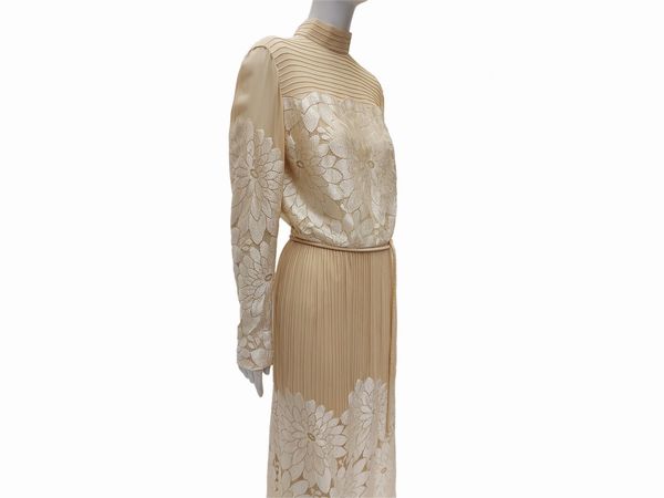 Abito sartoriale lungo in seta e pizzo beige, Alta Moda Massetti, Firenze  - Asta Vintagemania - Associazione Nazionale - Case d'Asta italiane