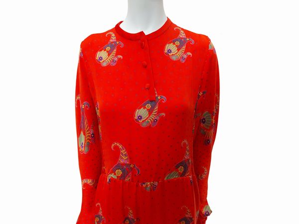 Abito sartoriale lungo in seta rossa fantasia paisley  - Asta Vintagemania - Associazione Nazionale - Case d'Asta italiane