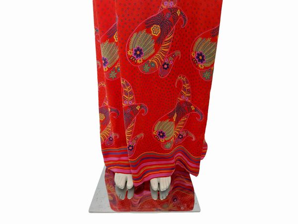 Abito sartoriale lungo in seta rossa fantasia paisley  - Asta Vintagemania - Associazione Nazionale - Case d'Asta italiane