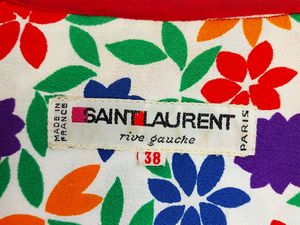 Saint Laurent rive gauche - Tailleur tre pezzi in crepe di seta a motivo floreale su fondo bianco  - Asta Vintagemania - Associazione Nazionale - Case d'Asta italiane