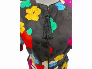 Night Valentino - Tailleur in seta fantasia floreale su fondo nero  - Asta Vintagemania - Associazione Nazionale - Case d'Asta italiane