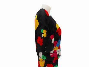 Night Valentino - Tailleur in seta fantasia floreale su fondo nero  - Asta Vintagemania - Associazione Nazionale - Case d'Asta italiane