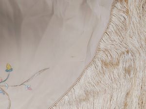 Grande scialle in seta beige con ricamo floreale  - Asta Vintagemania - Associazione Nazionale - Case d'Asta italiane