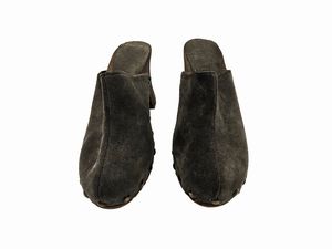 Sabot Bosabo in suede grigio e Decollet in vernice nera  - Asta Vintagemania - Associazione Nazionale - Case d'Asta italiane