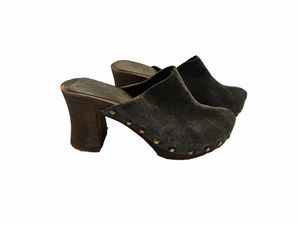 Sabot Bosabo in suede grigio e Decollet in vernice nera  - Asta Vintagemania - Associazione Nazionale - Case d'Asta italiane