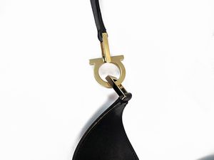 Salvatore Ferragamo - Secchiello in pelle nera  - Asta Vintagemania - Associazione Nazionale - Case d'Asta italiane