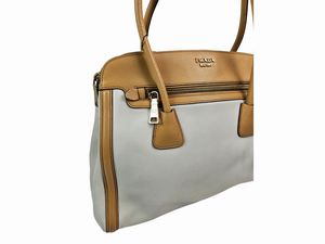 Prada - Borsa a spalla in pelle color panna e nocciola  - Asta Vintagemania - Associazione Nazionale - Case d'Asta italiane