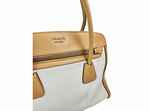 Prada - Borsa a spalla in pelle color panna e nocciola  - Asta Vintagemania - Associazione Nazionale - Case d'Asta italiane