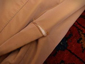 Impermeabile beige con collo, polsi e bordura in pelliccia di visone  - Asta Vintagemania - Associazione Nazionale - Case d'Asta italiane
