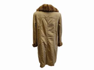 Impermeabile beige con collo, polsi e bordura in pelliccia di visone  - Asta Vintagemania - Associazione Nazionale - Case d'Asta italiane