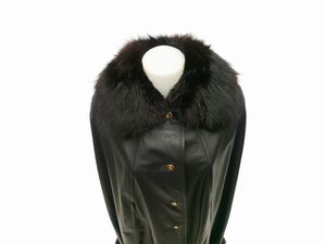 Gherardini - Mantella in pelle nera bordata in pelliccia di volpe nera  - Asta Vintagemania - Associazione Nazionale - Case d'Asta italiane