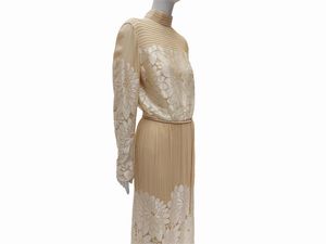 Abito sartoriale lungo in seta e pizzo beige, Alta Moda Massetti, Firenze  - Asta Vintagemania - Associazione Nazionale - Case d'Asta italiane