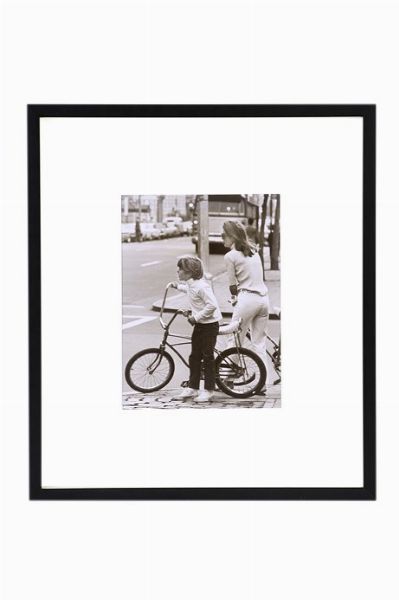 Ron Galella : Jackie Kennedy with son John Jr. Central Park  - Asta Photographs from important european collections - Associazione Nazionale - Case d'Asta italiane