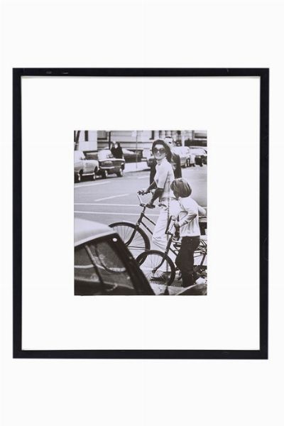 Ron Galella : Jackie Kennedy with son John Jr. Central Park  - Asta Photographs from important european collections - Associazione Nazionale - Case d'Asta italiane