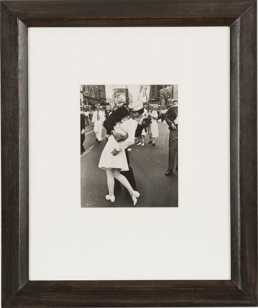 Alfred Eisenstaedt : VJ day  - Asta Photographs from important european collections - Associazione Nazionale - Case d'Asta italiane