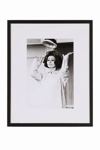 TAZIO SECCHIAROLI : Sophia Loren, La contessa di Hong Kong  - Asta Photographs from important european collections - Associazione Nazionale - Case d'Asta italiane