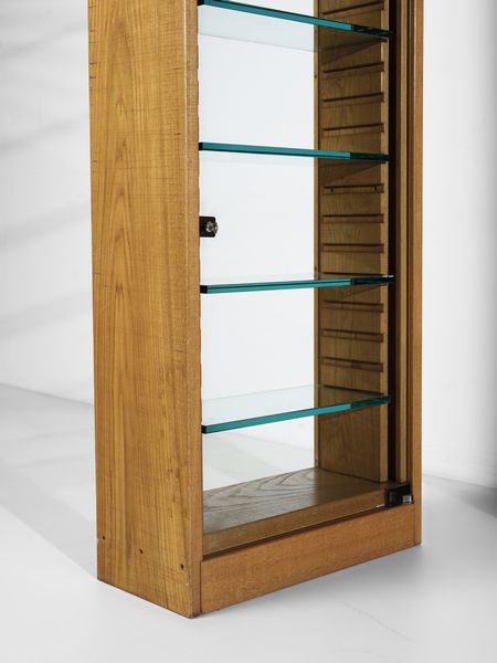 RIVADOSSI GIUSEPPE (n. 1935) : Lotto composto da una libreria a due ante con vetrinetta a cinque ripiani mobili e un mobile espositore da centro a sei ripiani mobili per Officina Rivadossi, Nave  - Asta Asta 516 | DESIGN E ARTI DECORATIVE DEL NOVECENTO Online - Associazione Nazionale - Case d'Asta italiane