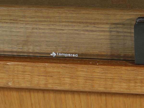 RIVADOSSI GIUSEPPE (n. 1935) : Lotto composto da una libreria a due ante con vetrinetta a cinque ripiani mobili e un mobile espositore da centro a sei ripiani mobili per Officina Rivadossi, Nave  - Asta Asta 516 | DESIGN E ARTI DECORATIVE DEL NOVECENTO Online - Associazione Nazionale - Case d'Asta italiane