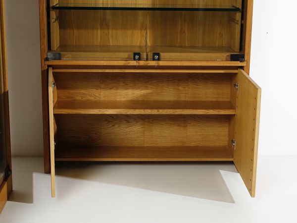 RIVADOSSI GIUSEPPE (n. 1935) : Lotto composto da una libreria a due ante con vetrinetta a cinque ripiani mobili e un mobile espositore da centro a sei ripiani mobili per Officina Rivadossi, Nave  - Asta Asta 516 | DESIGN E ARTI DECORATIVE DEL NOVECENTO Online - Associazione Nazionale - Case d'Asta italiane