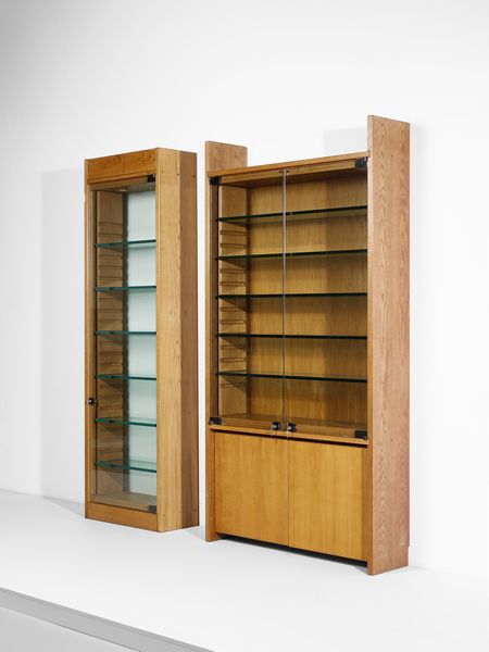 RIVADOSSI GIUSEPPE (n. 1935) : Lotto composto da una libreria a due ante con vetrinetta a cinque ripiani mobili e un mobile espositore da centro a sei ripiani mobili per Officina Rivadossi, Nave  - Asta Asta 516 | DESIGN E ARTI DECORATIVE DEL NOVECENTO Online - Associazione Nazionale - Case d'Asta italiane