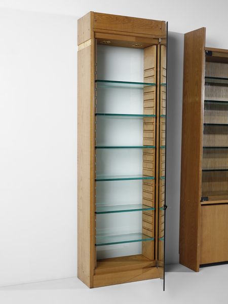 RIVADOSSI GIUSEPPE (n. 1935) : Lotto composto da una libreria a due ante con vetrinetta a cinque ripiani mobili e un mobile espositore da centro a sei ripiani mobili per Officina Rivadossi, Nave  - Asta Asta 516 | DESIGN E ARTI DECORATIVE DEL NOVECENTO Online - Associazione Nazionale - Case d'Asta italiane