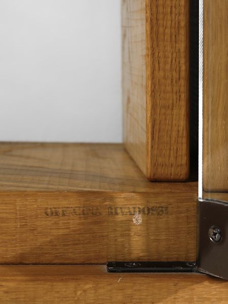 RIVADOSSI GIUSEPPE (n. 1935) : Lotto composto da una libreria a due ante con vetrinetta a cinque ripiani mobili e un mobile espositore da centro a sei ripiani mobili per Officina Rivadossi, Nave  - Asta Asta 516 | DESIGN E ARTI DECORATIVE DEL NOVECENTO Online - Associazione Nazionale - Case d'Asta italiane