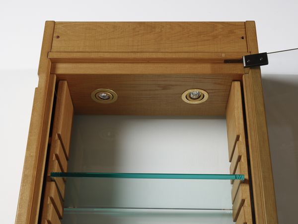 RIVADOSSI GIUSEPPE (n. 1935) : Lotto composto da una libreria a due ante con vetrinetta a cinque ripiani mobili e un mobile espositore da centro a sei ripiani mobili per Officina Rivadossi, Nave  - Asta Asta 516 | DESIGN E ARTI DECORATIVE DEL NOVECENTO Online - Associazione Nazionale - Case d'Asta italiane