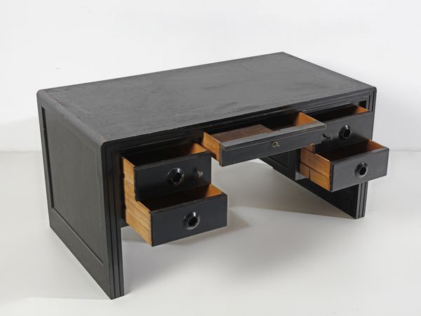 MANIFATTURA ITALIANA : Scrivania da centro con cassetti laterali e cassettino centrale  - Asta Asta 516 | DESIGN E ARTI DECORATIVE DEL NOVECENTO Online - Associazione Nazionale - Case d'Asta italiane