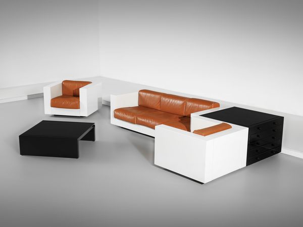 VIGNELLI LELLA (1934-2016) & MASSIMO (1931-2014) : Grande salotto composto da divano a tre posti, due poltrone, tavolino e cassettiera della serie Saratoga per Poltronova, Firenze  - Asta Asta 516 | DESIGN E ARTI DECORATIVE DEL NOVECENTO Online - Associazione Nazionale - Case d'Asta italiane