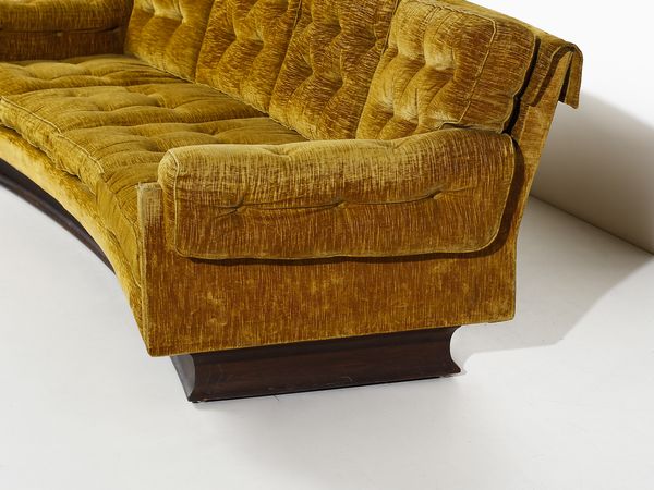 MANIFATTURA ITALIANA : Divano curvo a quattro posti  - Asta Asta 516 | DESIGN E ARTI DECORATIVE DEL NOVECENTO Online - Associazione Nazionale - Case d'Asta italiane