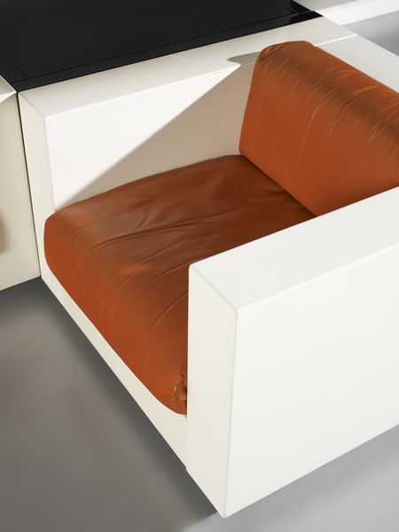 VIGNELLI LELLA (1934-2016) & MASSIMO (1931-2014) : Grande salotto composto da divano a tre posti, due poltrone, tavolino e cassettiera della serie Saratoga per Poltronova, Firenze  - Asta Asta 516 | DESIGN E ARTI DECORATIVE DEL NOVECENTO Online - Associazione Nazionale - Case d'Asta italiane