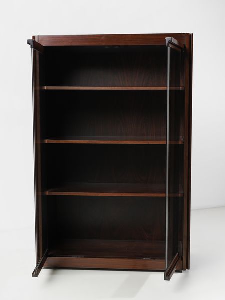 MANGIAROTTI ANGELO (1921 - 2012) : Mobile vetrina della serie D4 per Molteni, Giussano  - Asta Asta 516 | DESIGN E ARTI DECORATIVE DEL NOVECENTO Online - Associazione Nazionale - Case d'Asta italiane