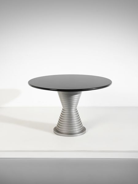 MANIFATTURA ITALIANA : Tavolo con piano circolare e base a clessidra ad anelli concentrici  - Asta Asta 516 | DESIGN E ARTI DECORATIVE DEL NOVECENTO Online - Associazione Nazionale - Case d'Asta italiane