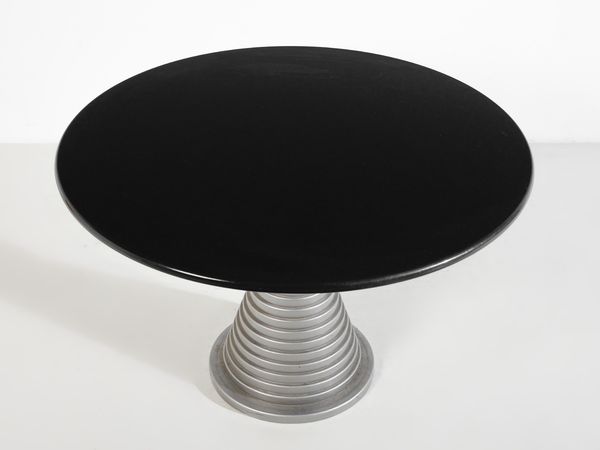 MANIFATTURA ITALIANA : Tavolo con piano circolare e base a clessidra ad anelli concentrici  - Asta Asta 516 | DESIGN E ARTI DECORATIVE DEL NOVECENTO Online - Associazione Nazionale - Case d'Asta italiane