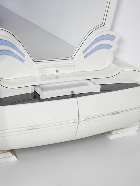 FONTE DEL MOBILE : Mobile toeletta luminoso a quattro cassetti con grande specchiera  - Asta Asta 516 | DESIGN E ARTI DECORATIVE DEL NOVECENTO Online - Associazione Nazionale - Case d'Asta italiane