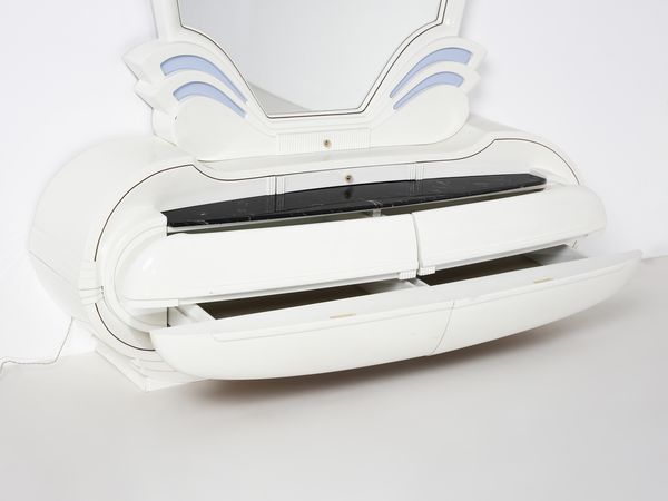 FONTE DEL MOBILE : Mobile toeletta luminoso a quattro cassetti con grande specchiera  - Asta Asta 516 | DESIGN E ARTI DECORATIVE DEL NOVECENTO Online - Associazione Nazionale - Case d'Asta italiane