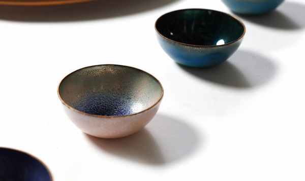 DE POLI PAOLO (1905 - 1996) : Lotto composto da nove sottopiatti, tre sottobottiglia, nove piatti pane, diciotto sottobicchieri e nove portaburro, Padova  - Asta Asta 516 | DESIGN E ARTI DECORATIVE DEL NOVECENTO Online - Associazione Nazionale - Case d'Asta italiane